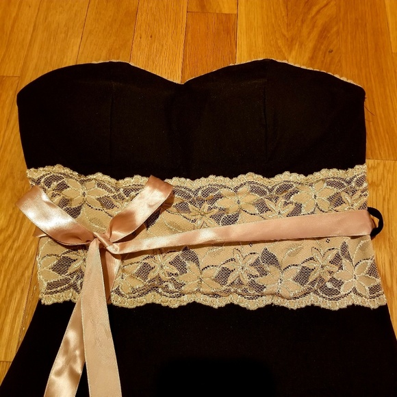 Black and gold lace top with belted trim - Picture 3 of 3